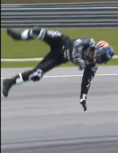 HITNO PREBAČEN U BOLNICU Da se naježiš: Strašan pad legende sporta, udario je glavom o asfalt (VIDEO)