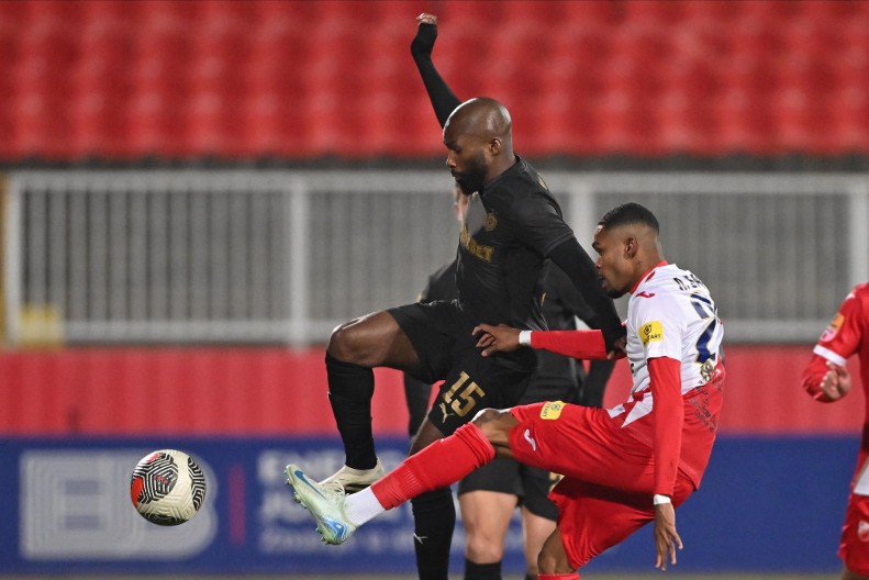 SIROMAŠAN FUDBAL U NOVOM SADU Umesto izlaska iz krize Vojvodina i Partizan potonuli još dublje