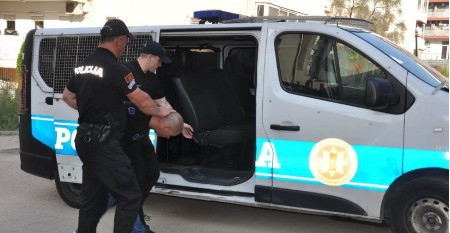 BRUTALNO Isplivao novi snimak TUČE DELIJA I GROBARA U CENTRU GRADA!