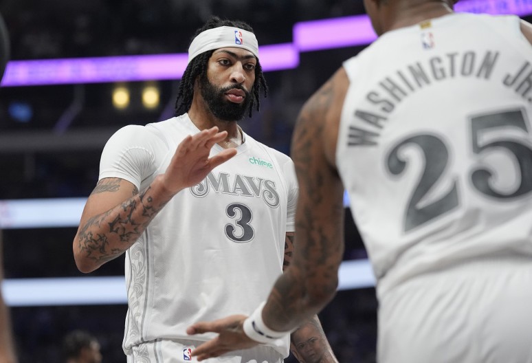 GORE OD OVOGA NIJE MOGLO Dejvis se povredio na debiju za Dalas (VIDEO)