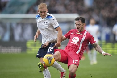 ZVEZDA KORAK BLIŽE MILIONIMA Dok crveno-beli hlade šampanjac, Monca se raspada