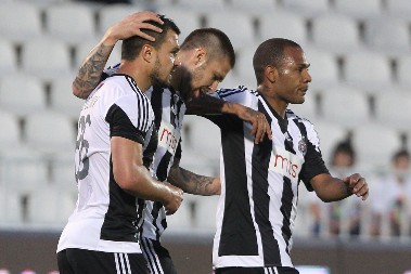 OVO JE POTPUNI HIT Nekadašnji fudbaler Partizana završio u kvizu, atraktivna glumica nikad nije čula za njega