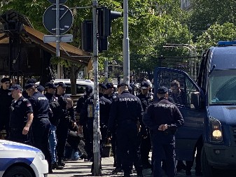 UŽASNE SCENE U MOSTARU Navijači Zrinjskog uleteli na teren i pretukli igrače Veleža (VIDEO)