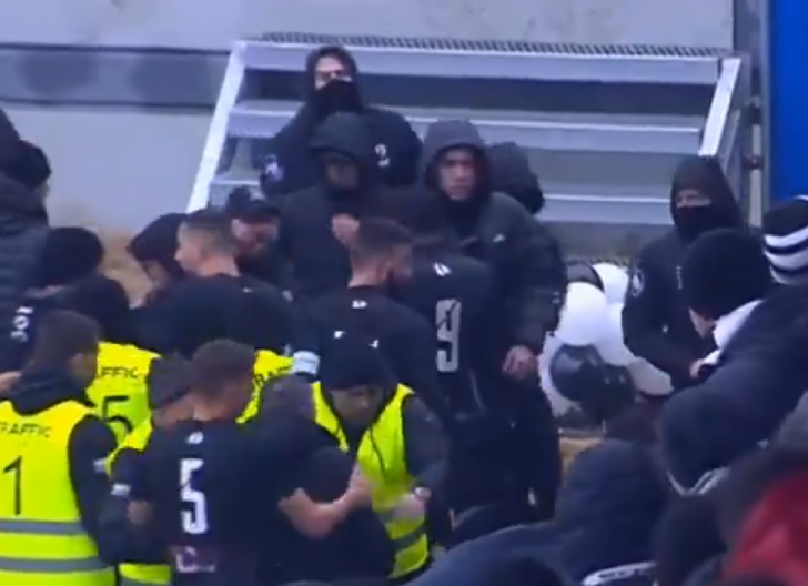 SKANDAL NEVIĐENIH RAZMERA U KOMŠILUKU Navijači uleteli na teren i prebili delegata, jedva izvukao živu glavu (VIDEO)