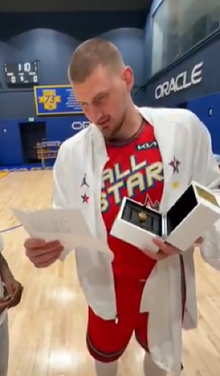 ODUŠEVIO SE Nikola Jokić dobio poklon koji nije mogao ni da sanja (VIDEO)