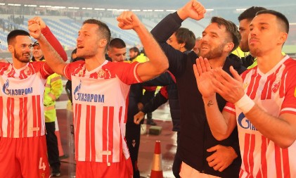 ZVEZDIN EMOTIVNI OPROŠTAJ OD KAPITENA Trud dečaka se isplatio, uvek nasmejan i spreman za šalu, vrata su ti otvorena