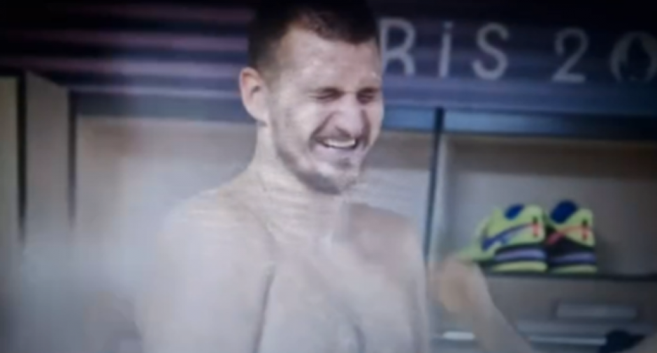 NEZAPAMĆENA LUDNICA U SVLAČIONICI SRBIJE Jokić "poludeo", polivali ga vodom, a na prve taktove ove pesme, nastao je haos (VIDEO)