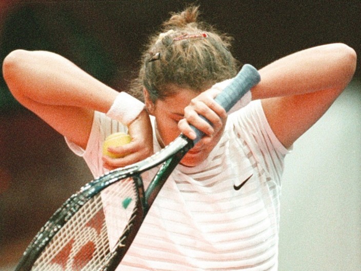 UBOD NOŽEM U LEĐA MONIKE SELEŠ KOJI JE PROMENIO SPORT Manijak ušao na teren i napao čudo od deteta, ceo svet je bio u šoku