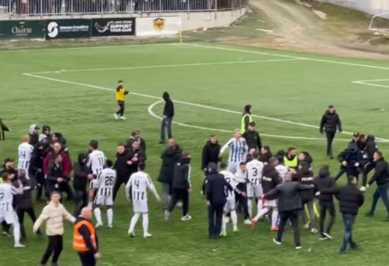 SKANDAL SVETSKIH RAZMERA U PRIZRENU Navijači krenuli na fudbalere, nastala opšta tuča (VIDEO)
