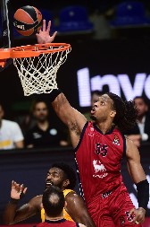 HOROR U MILANU Bivši centar Zvezde na nosilima odnešen sa terena! (VIDEO)