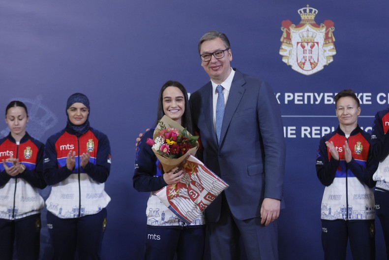 CVEĆE I SRPSKA ZASTAVA OD PREDSEDNIKA Vučić uručio poklone bokserkama, pa dobio rukavice Majka Tajsona (FOTO/VIDEO)