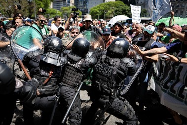 HULIGANI NAPRAVILI HAOS Najmanje petoro upucanih ispred stadiona (VIDEO)
