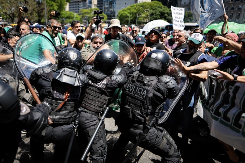 HULIGANI NAPRAVILI HAOS Najmanje petoro upucanih ispred stadiona (VIDEO)