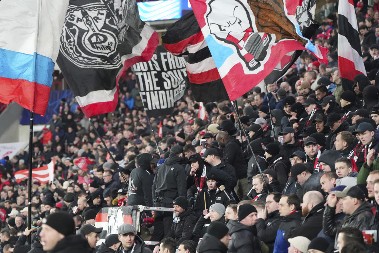 NAPRAVILI OPŠTU POMETNJU Navijači PSV-a stigli ranije u Englesku, pa otišli da gledaju i navijaju na meču četvrte lige (VIDEO)