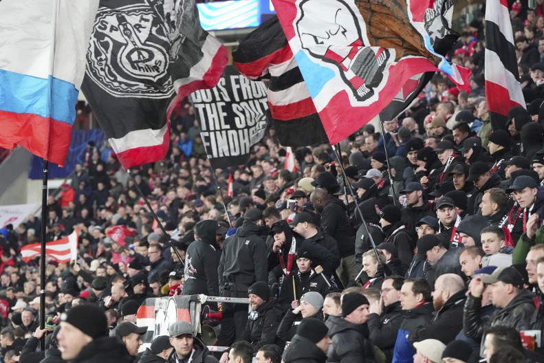 NAPRAVILI OPŠTU POMETNJU Navijači PSV-a stigli ranije u Englesku, pa otišli da gledaju i navijaju na meču četvrte lige (VIDEO)