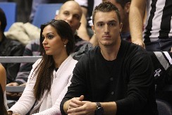 "ZAPALILI" SU MREŽE Atraktivna sportistkinja objavila vrelu fotografiju u kupaćem kostimu sa suprugom tik pored bazena (FOTO)