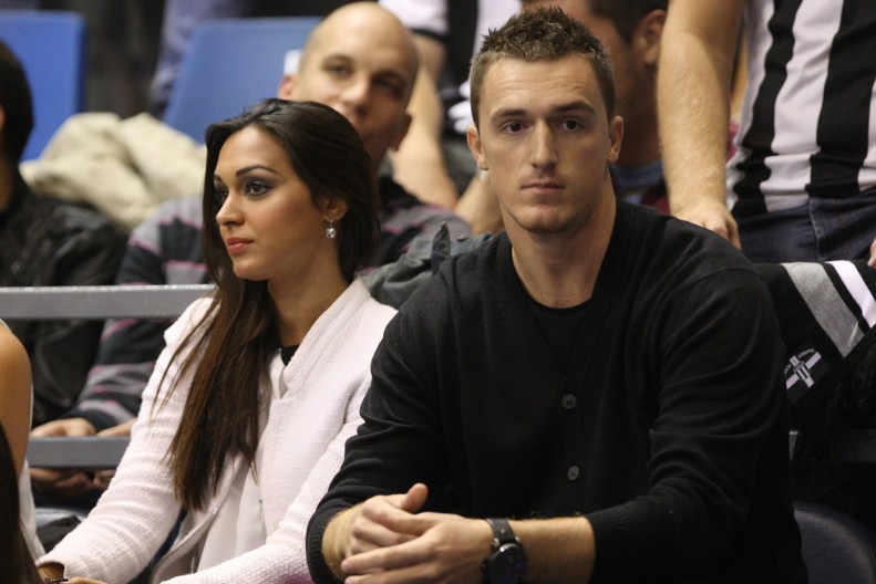 "ZAPALILI" SU MREŽE Atraktivna sportistkinja objavila vrelu fotografiju u kupaćem kostimu sa suprugom tik pored bazena (FOTO)