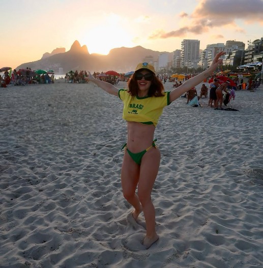 PUSTI TRBUŠNJAKE, DOVEDI GA U FLAMENGO Žoržinjova supruga fura svoj fazon i ne obazire se na komentare navijača