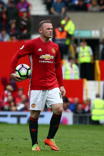 SRAMAN POTEZ Legendarni fudbaler se propisno obrukao, prolaznici ostali u šoku (FOTO)