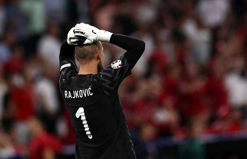 RAJKOVIĆ SE POVREDIO Prvi golman reprezentacije Srbije jedva izašao sa terena