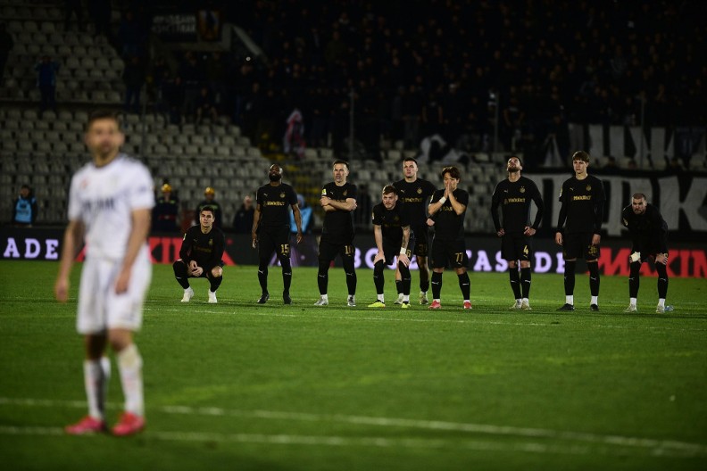 ODE I KUP Crno, crnje... Partizan