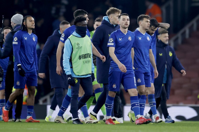 RASULO U DINAMU POSLE DEBAKLA Navijači oterali fudbalere, Petković skoro zaplakao