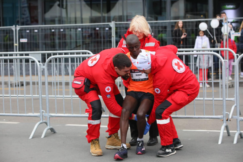 OSTAVIO JE SVE NA STAZI Pobednika Beogradskog maratona lekari izneli na rukama (FOTO)