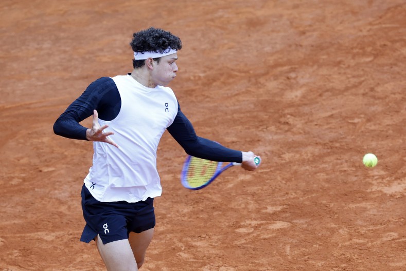 SKANDAL POTRESA SVE TENISA Drama na terenu Monte Karla: Italijan žestoko isprozivao Amerikanca, ovaj mu nije ostao dužan (VIDEO)