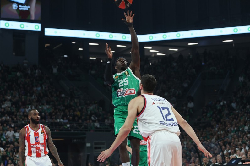 OGROMAN UDARAC ZA CRVENO-BELE Najboljeg igrača Zvezde izneli sa terena