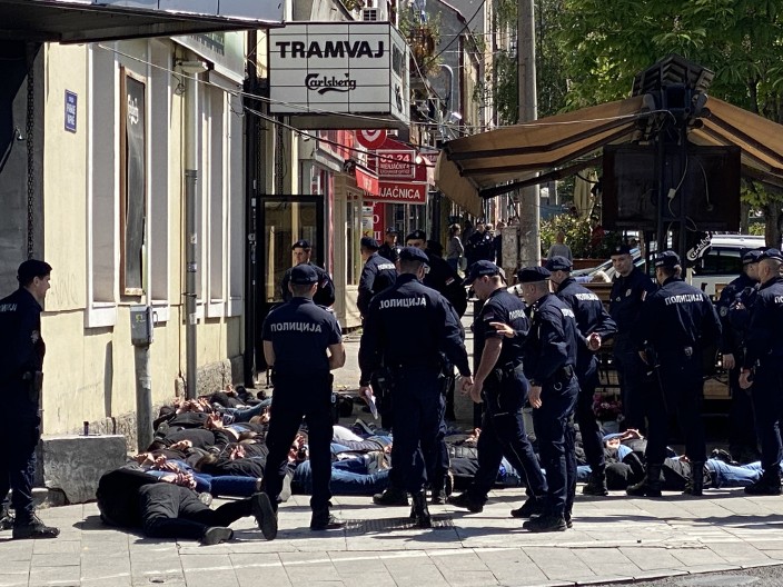 ŽESTOKE HULIGANSKE SCENE POSLE DERBIJA Sevale motke, uništen automobil, pa bežanija na Vračaru (VIDEO)