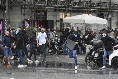 RATNO STANJE NA ULICAMA RIMA Krvava uveritra pred derbi Lacio - Roma (VIDEO)