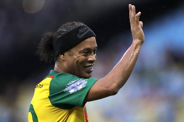 ČUVENI BRAZILAC POSLAO JAKU PORUKU ČITAVOJ SRBIJI Ronaldinjo je vlasnik najpoznatijeg fudbalskog snimka u istoriji (VIDEO)