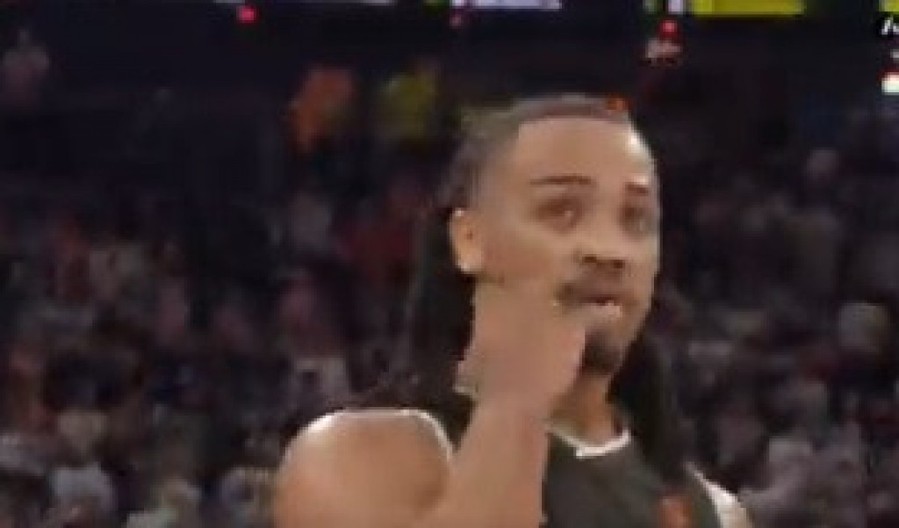 STAVIO JE PRST U ČARAPU I... Šta to radi Karsen Edvards? Navijači gledaju i ništa im nije jasno