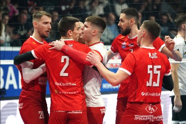 ODBOJKAŠI RADNIČKOG KORAK BLIŽE DUPLOJ KRUNI Šumadinci u prvoj utakmici finala plej-ofa pobedili Vojvodinu