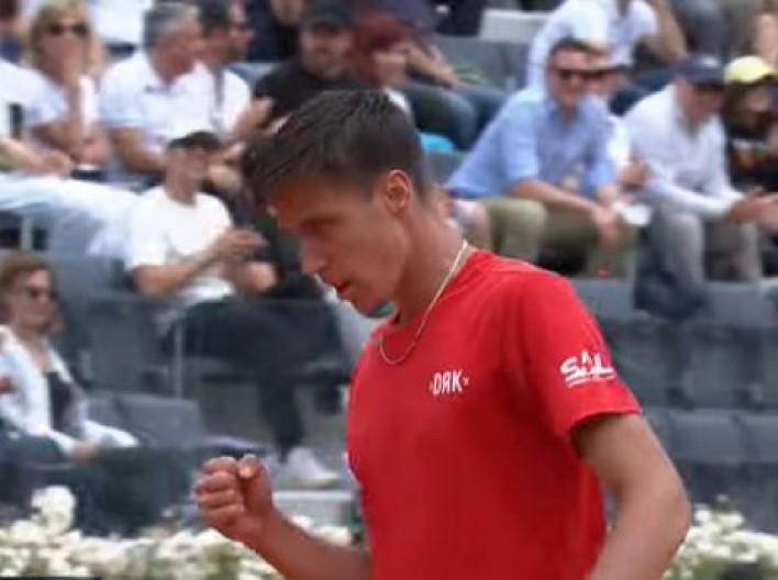 OVO JE POTPUNI HIT Teniser dobio meč, a da toga nije ni bio svestan, njegova reakcija nasmejala sve (VIDEO)