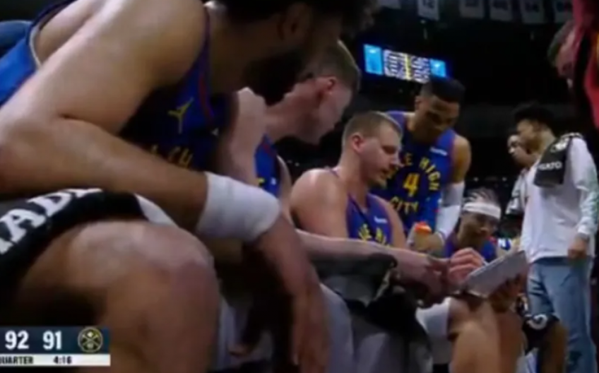 PRAVI LIDER NA TERENU I VAN NJEGA Jokić "oteo" tablu treneru, pa vodio Denver ka velikoj pobedi (VIDEO)