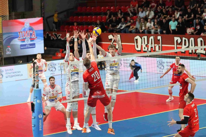 KRAGUJEVČANI NA KORAK DO DUPLE KRUNE Posle preokreta Radnički u drugom meču plej-ofa odbojkaške lige savladao Vojvodinu