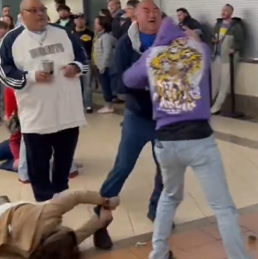 HAOS NASTAO POSLE JOKIĆEVOG MEČA Žestoka tuča navijača Denvera i Lejkersa, žena na podu (VIDEO)