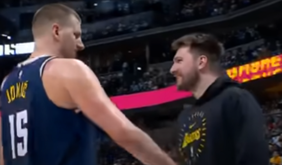 OVO JE POTPUNI HIT Jokić prišao Dončiću i napravio šou, zbog ovog poteza Srbina svi su prasnuli u smeh (VIDEO)