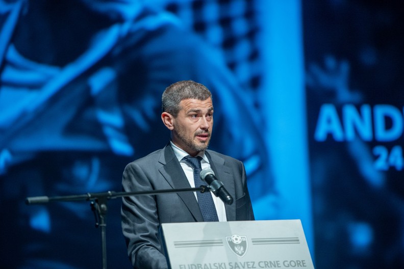 NIJE MOGAO DA ZADRŽI SUZE Danko Lazović zaplakao na oproštaju od kuma Andrije Delibašića