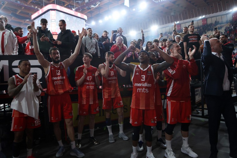 POTPUNA LUDNICA U AVIONU Ovacije i poklon za Sferopulosa posle velike pobede Zvezde (VIDEO)