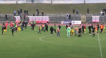 NIJE SE ZNALO KO KOGA JURI Totalni haos na fudbalskom meču u Srbiji (VIDEO)