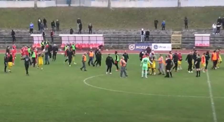 NIJE SE ZNALO KO KOGA JURI Totalni haos na fudbalskom meču u Srbiji (VIDEO)