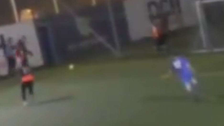 RUSI GRANATIRALI HARKOV, BOMBE PADALE PORED TERENA Fudbaleri jedva izvukli živu glavu, panično jurcali i padali (VIDEO)