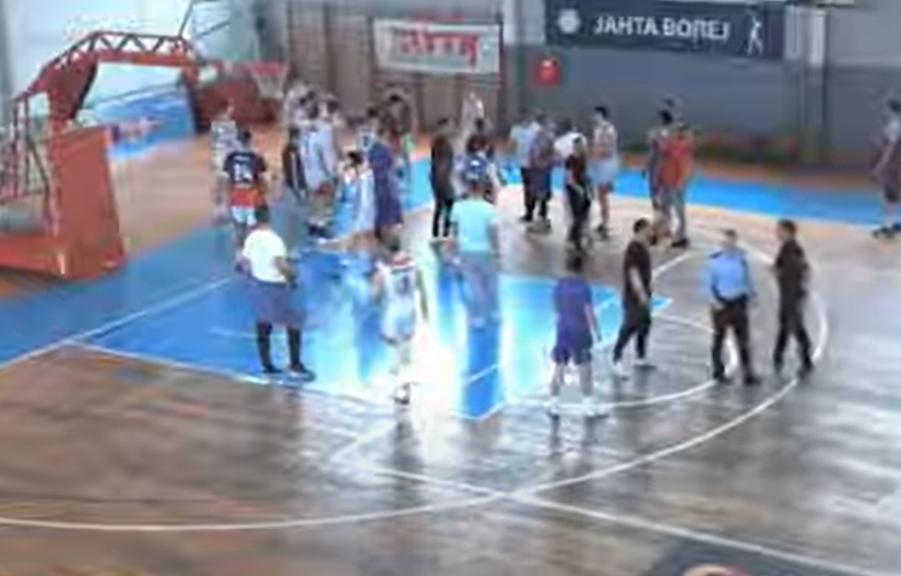 VELIKI SKANDAL U SKOPLJU Opšta tuča košarkaša i trenera na kraju utakmice, sevale pesnice (VIDEO)