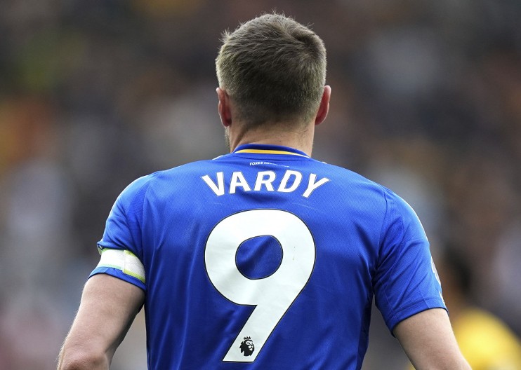 DRAMA U PREMIJER LIGI Sudija pao na teren nakon sudara, Vardi uzeo pištaljku i svirao prekid (VIDEO)