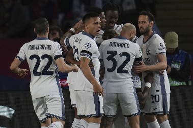 "NEROAZURI" ČUVAJU NADU Pobeda protiv Verone, a u mislima Barselona