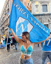 25. MAJ - DAN RADOSTI Goreće Napulj, dolazi i vrela Valentina