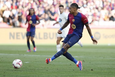 SUDBINA Rafinja, zvezda Barselone koja igra u životnoj formi, otkrio je da je bio blizu dresa Italije