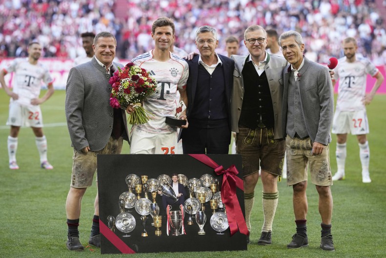 DAN KADA JE ČITAV MINHEN PLAKAO Bajern se spektakularno oprostio od Tomasa Milera (FOTO)